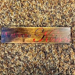 One size wood sign Mistletoe toe Kisses